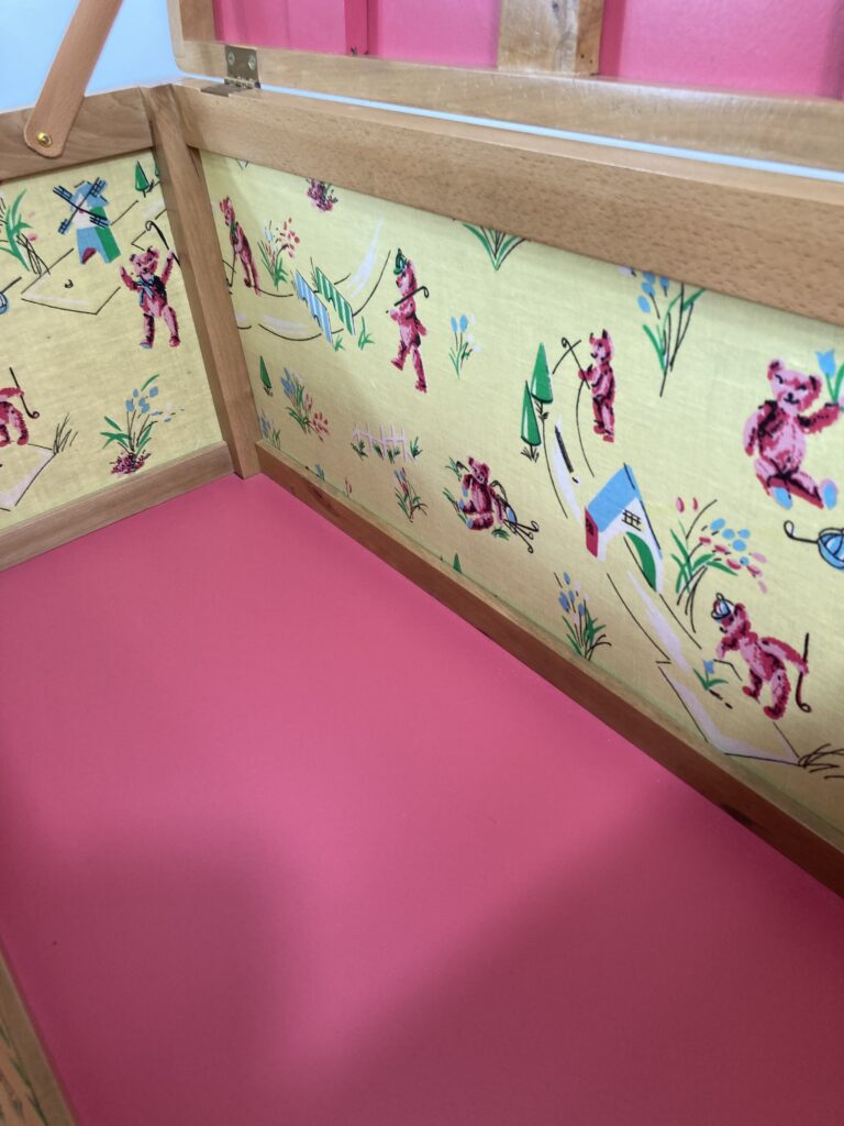Détail de l’intérieur du coffre à jouets habillé de tissu vintage