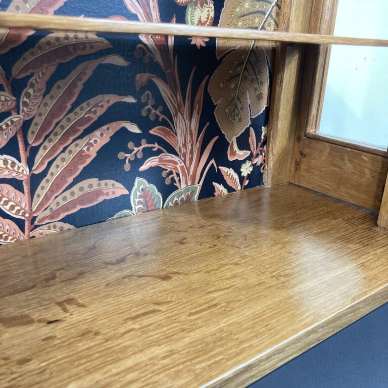 Détail du chêne et des assemblages de la vitrine murale restaurée