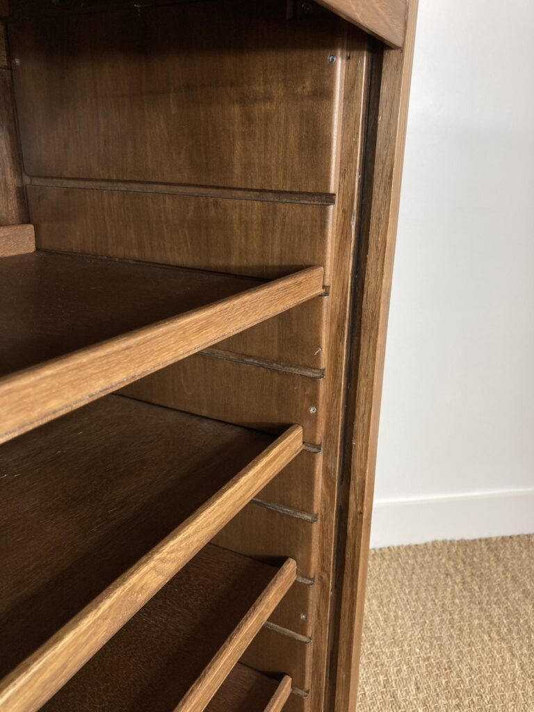 Intérieur du classeur en chêne avec tablettes réglables