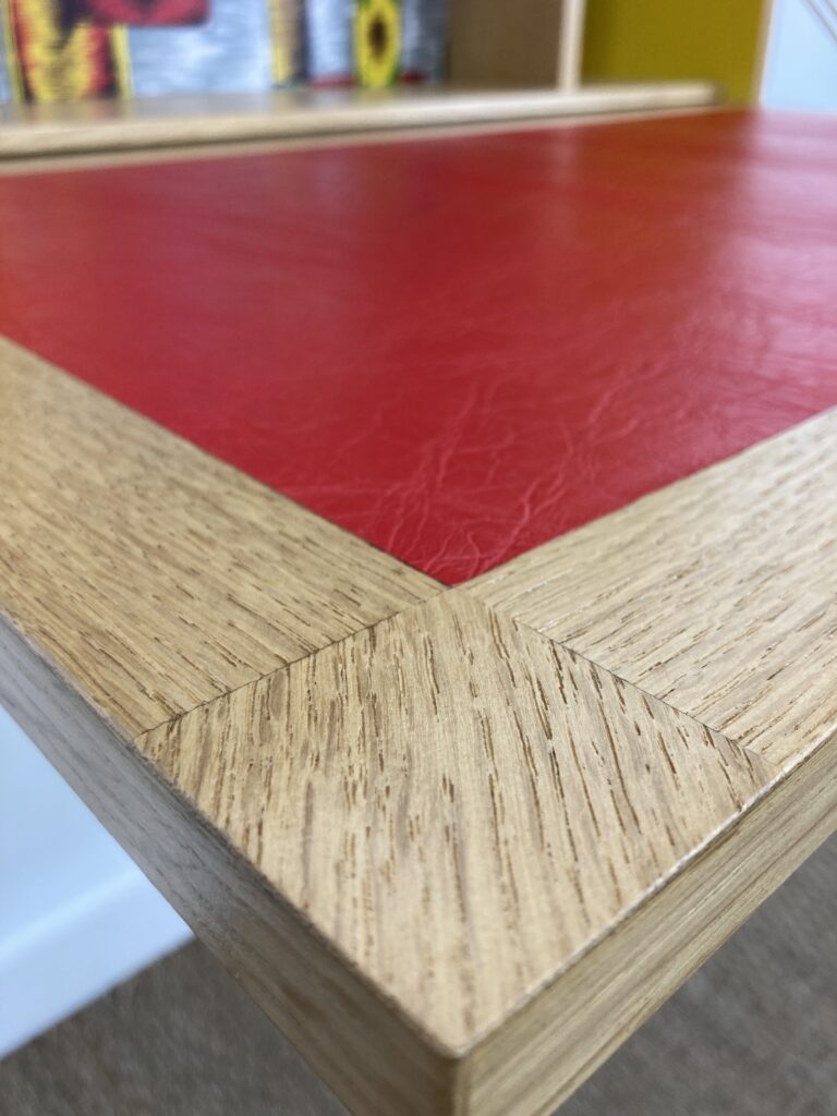 Détail du placage en chêne et du sous-main rouge du secrétaire