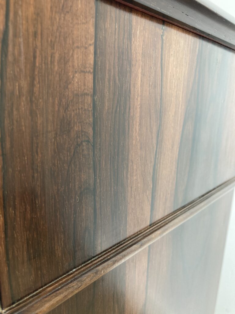 Détail du placage en palissandre du chiffonnier