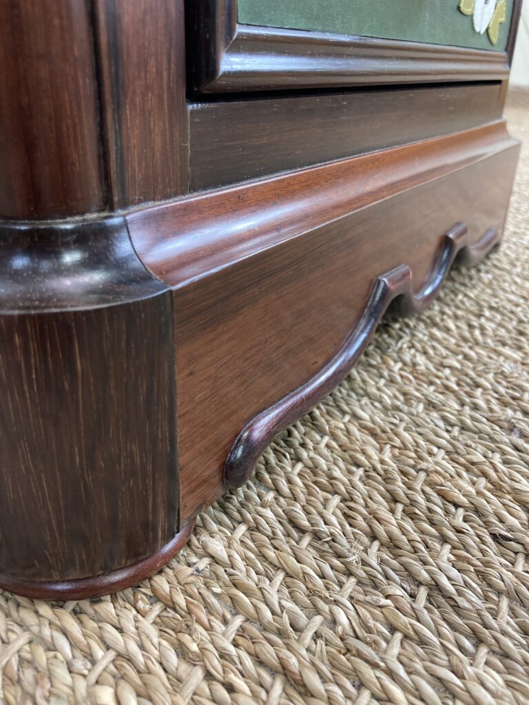 Détail de la plinthe moulurée du chiffonnier en palissandre