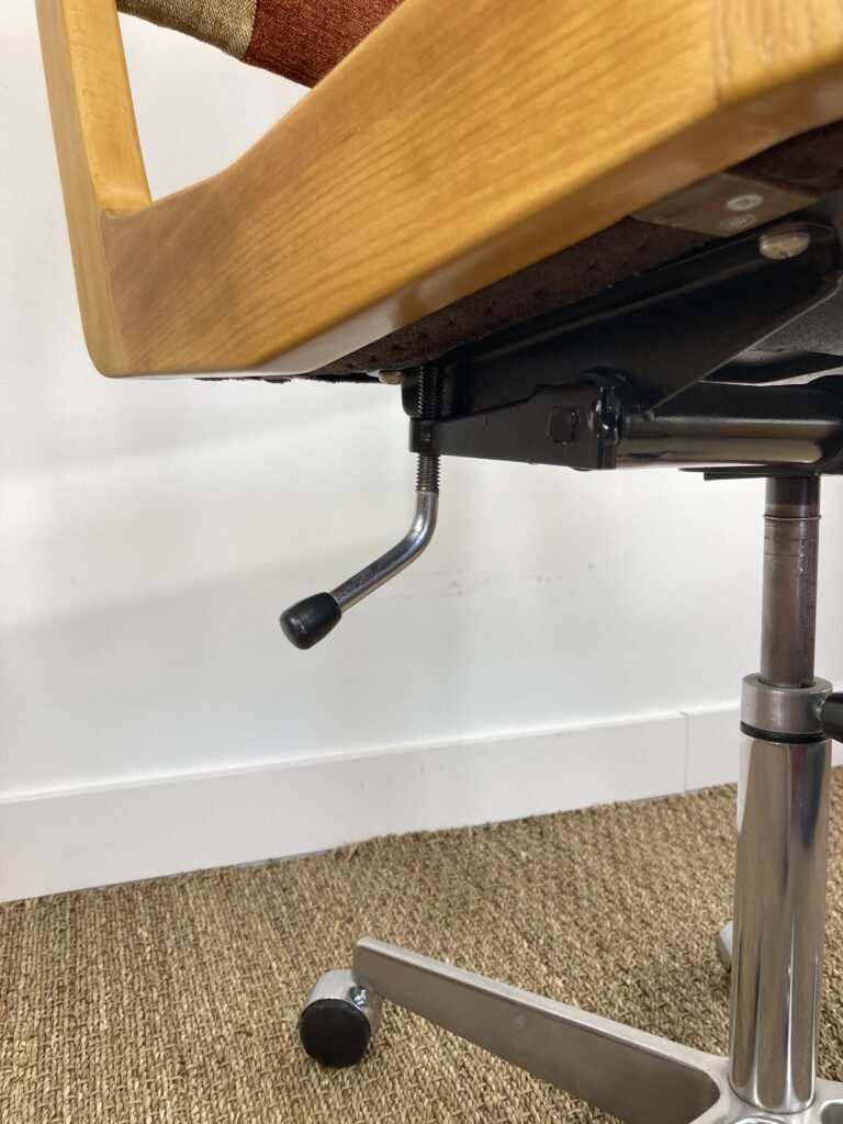 Détail du mécanisme de réglage du fauteuil Ring Møbelfabrikk