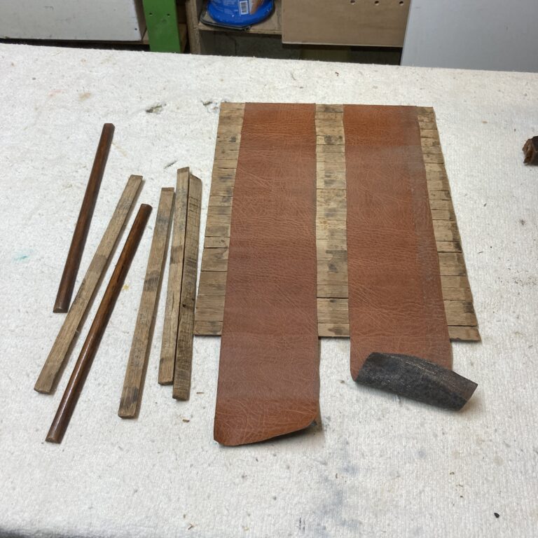 Lamelles en bois et bandes de toile du rideau du bureau GM Radia démontées pour restauration