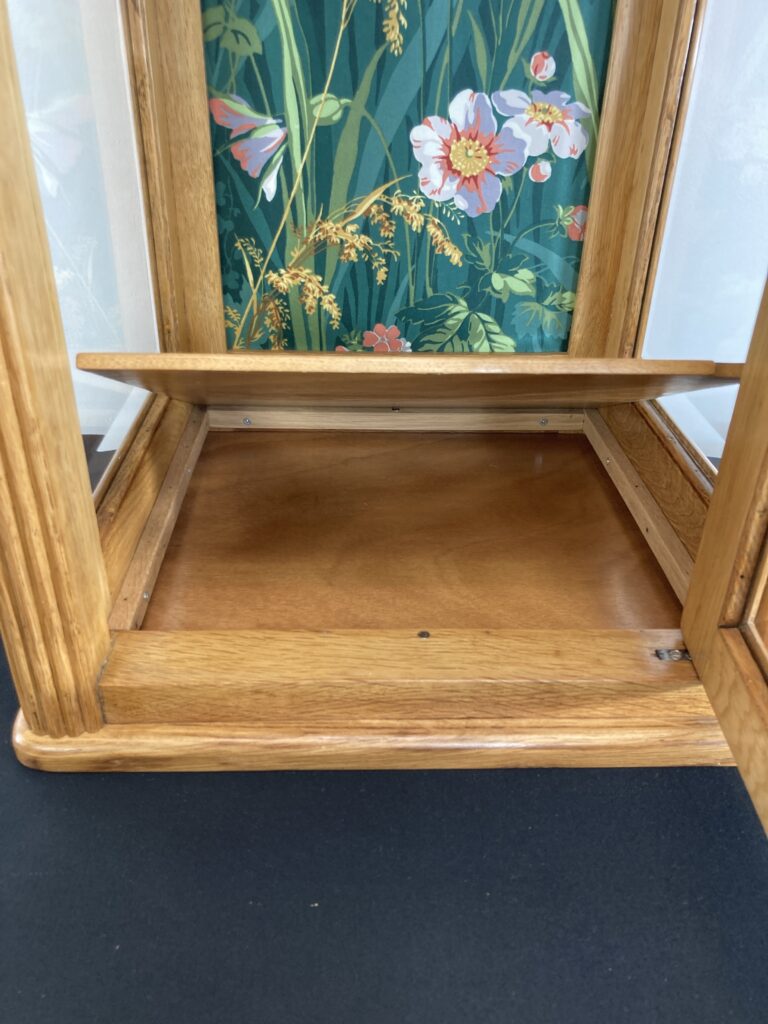 Détail de la tablette en verre et de l'intérieur de la vitrine