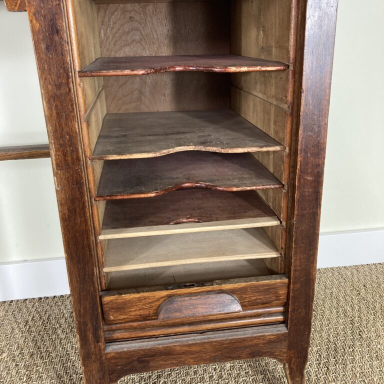 Petit bureau administratif GM Radia en chêne – vers 1940/1950 avant restauration