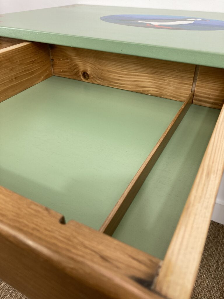 Intérieur du tiroir de la table d’appoint restaurée