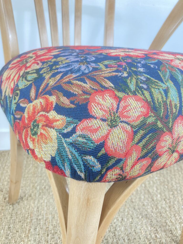 Détail du tissu floral de l'assise du fauteuil Stella restauré