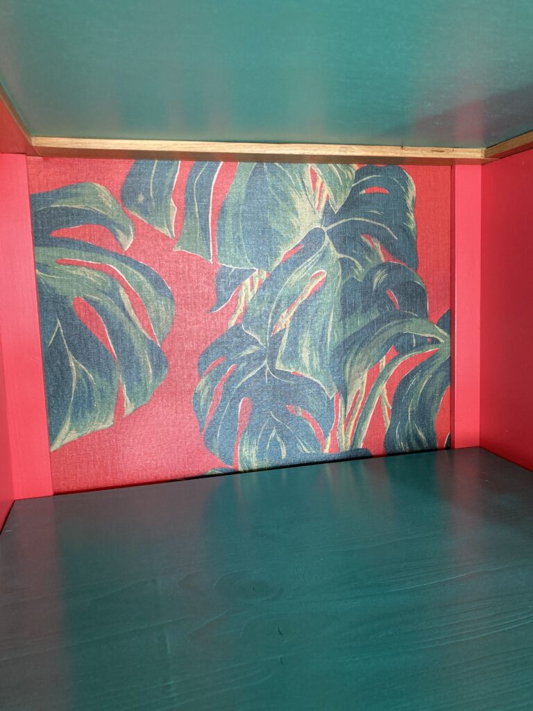 Détail du tissu à motif végétal à l'intérieur de l'armoire restaurée