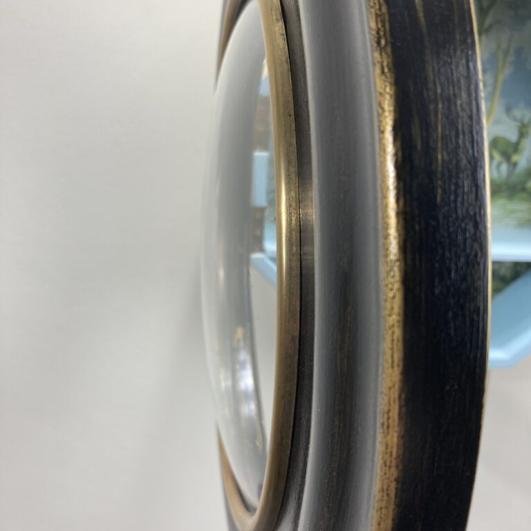 Détail du verre bombé et de l'encadrement de la porte
