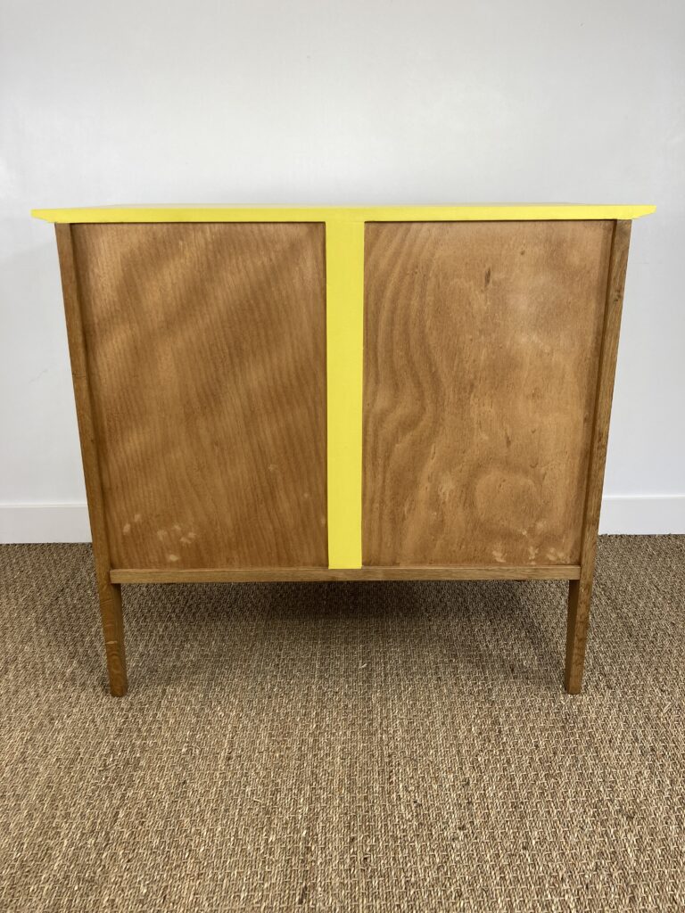 Dos de la commode en chêne restaurée