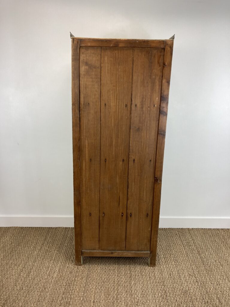Dos en sapin massif de l'armoire vitrine ancienne