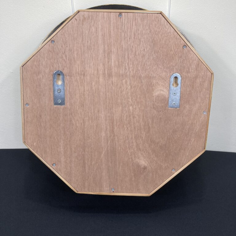 Dos de la vitrine murale œil-de-bœuf restaurée