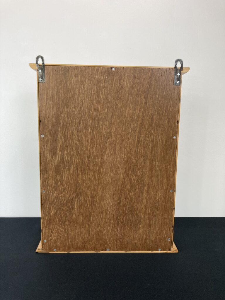 Dos de la petite vitrine murale en pin restaurée