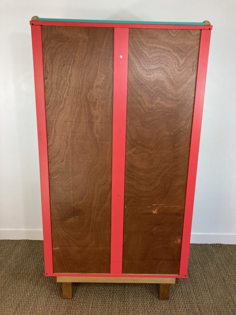 Vue arrière de l'armoire en chêne des années 50