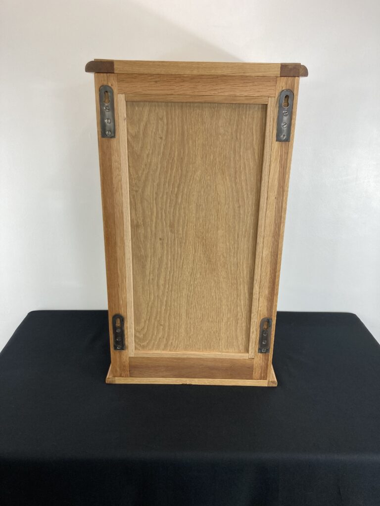 Dos de la vitrine en chêne restaurée