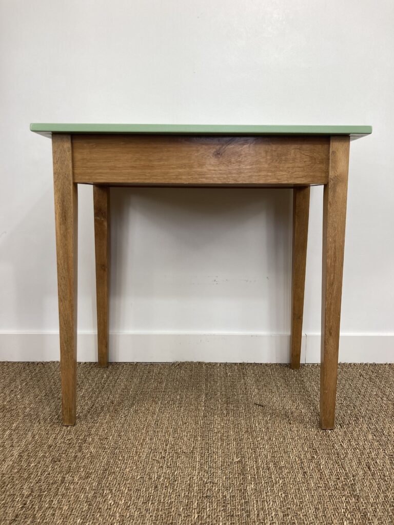 Dos de la table d’appoint en chêne restaurée