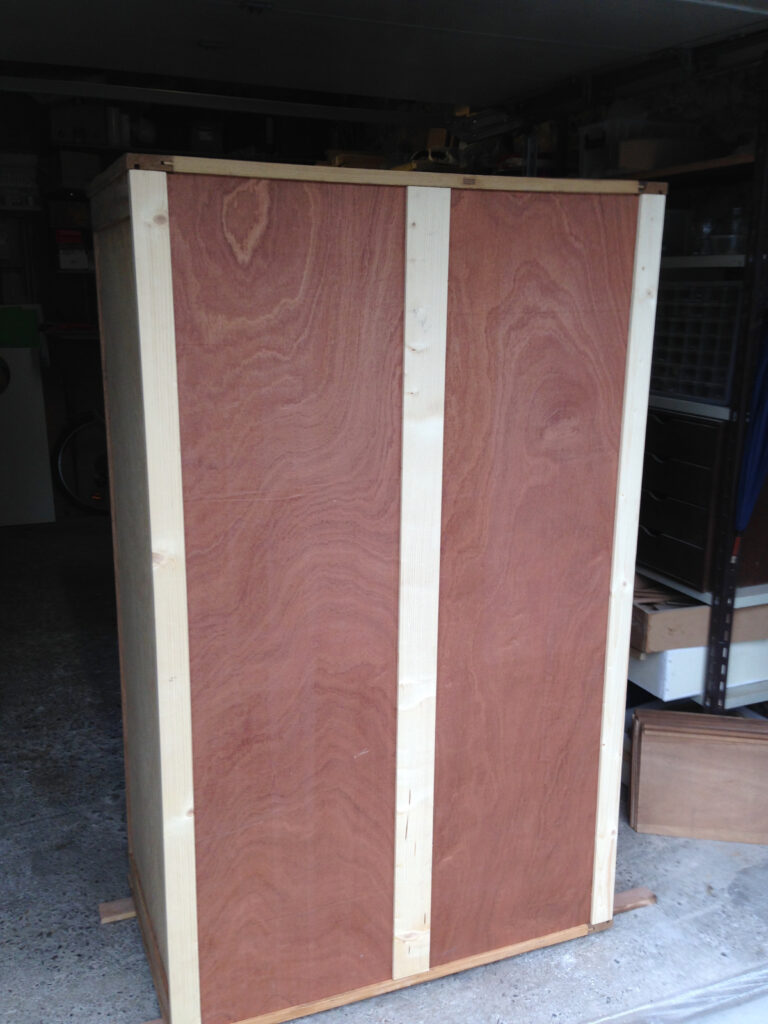 Dos de l’armoire en cours de restauration avec panneaux et montants remplacés