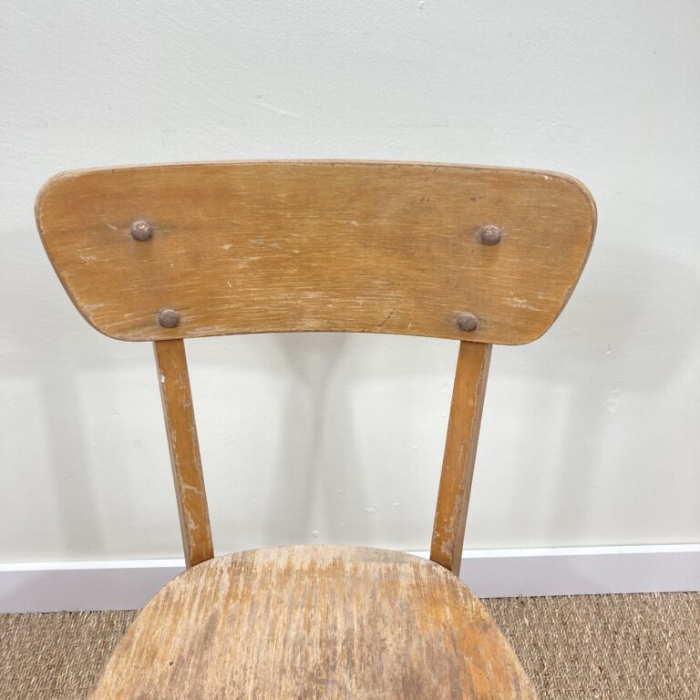 Dossier de la chaise vintage avant restauration