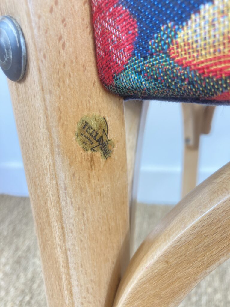 Étiquette Stella d'origine sur le fauteuil en hêtre