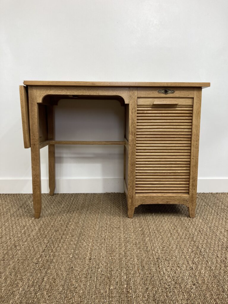 Petit bureau administratif GM Radia en chêne restauré, vue de face