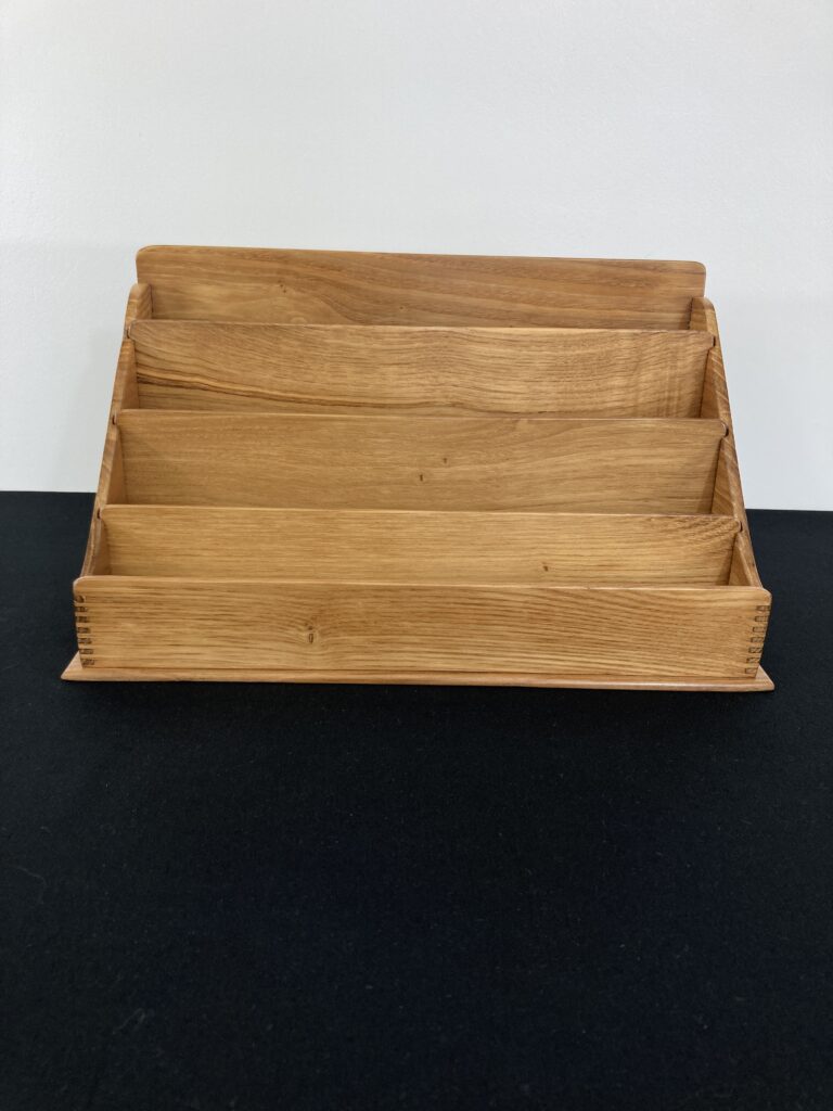 Trieur de bureau ancien en bois avec quatre compartiments, vue de face