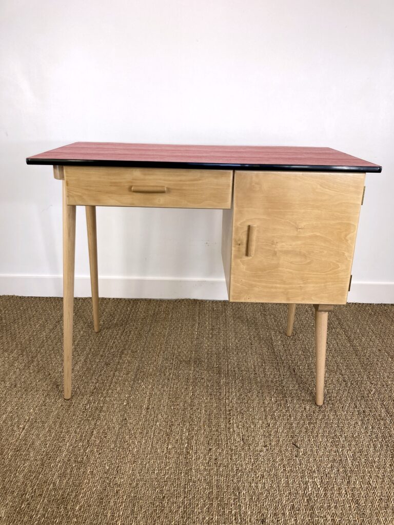Bureau Baumann D227 restauré, vue de face