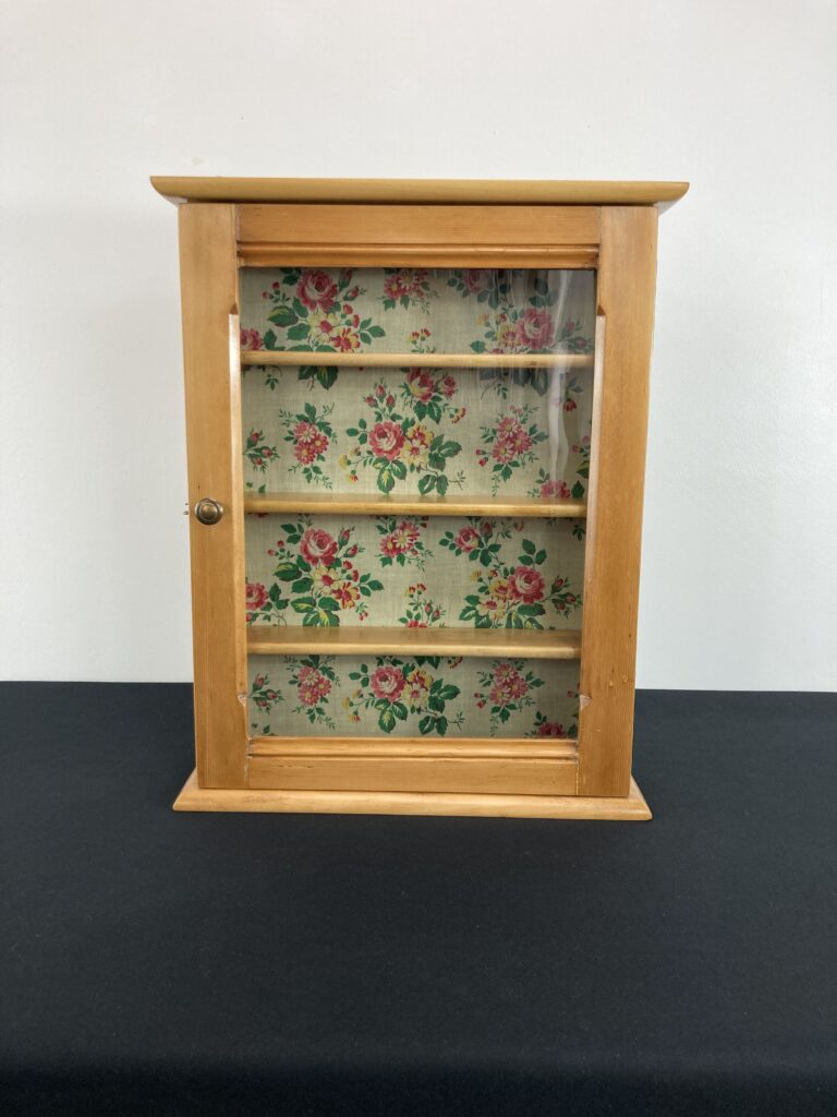 Petite vitrine murale en pin