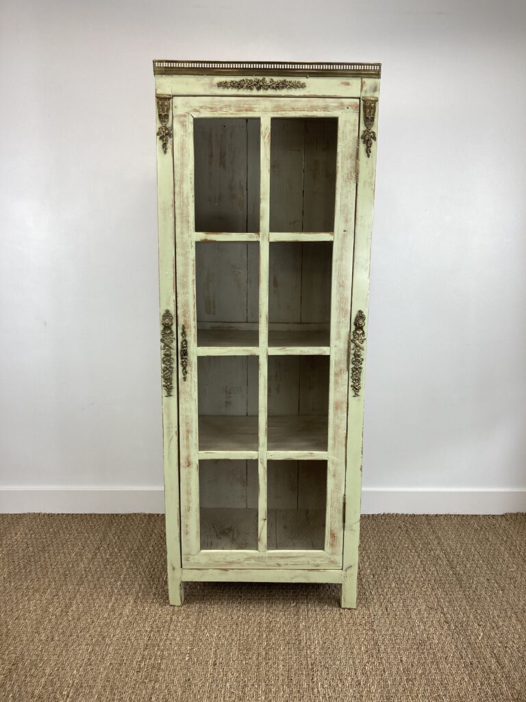 Armoire vitrine ancienne en sapin massif restaurée, vue de face