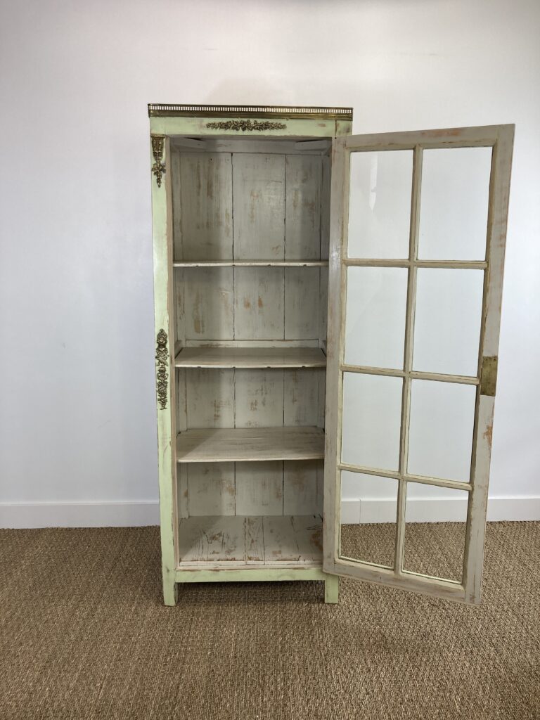Armoire vitrine ancienne ouverte avec ses étagères intérieures