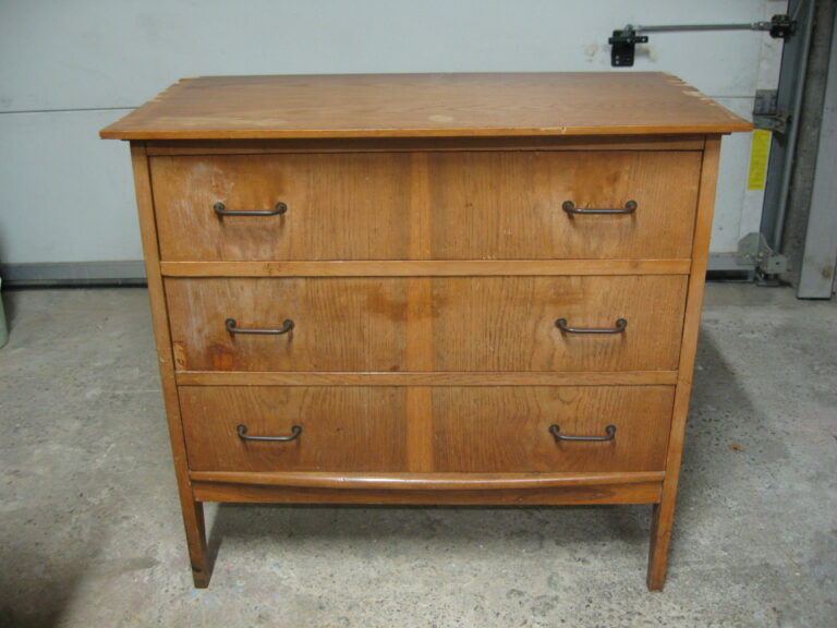 Commode en chêne avant restauration vue de face
