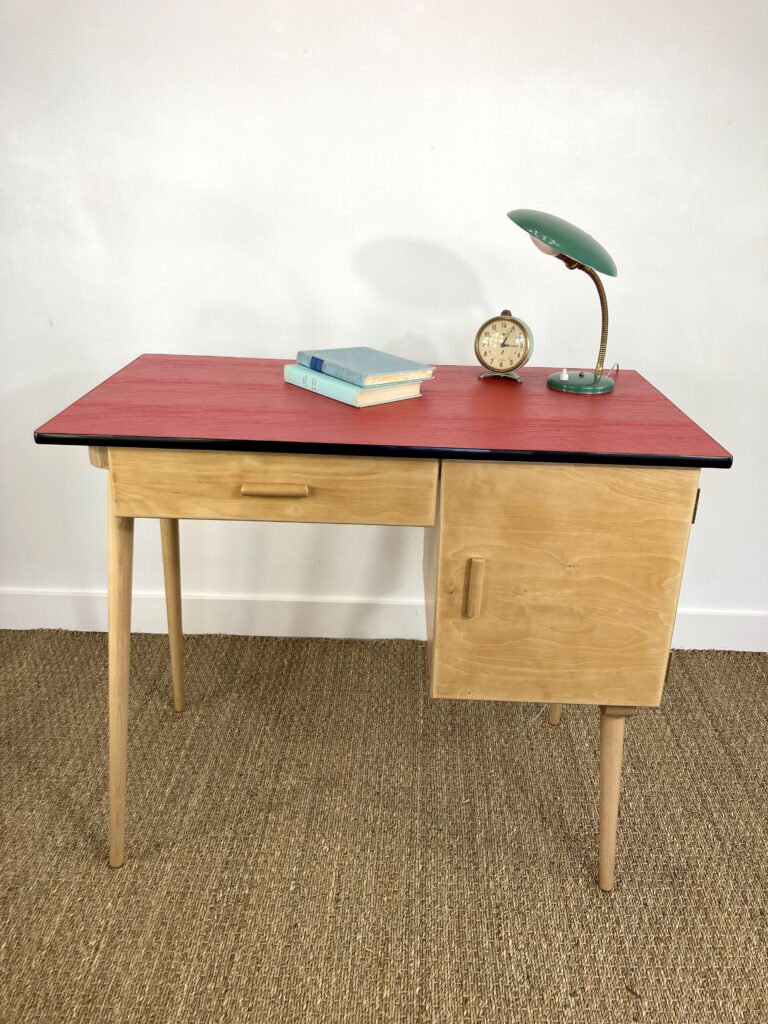 Bureau Baumann D227 des années 50 mis en situation avec lampe et réveil