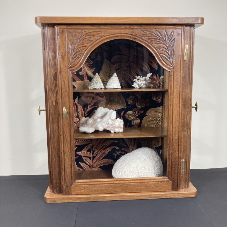Vitrine murale en chêne présentée avec objets décoratifs