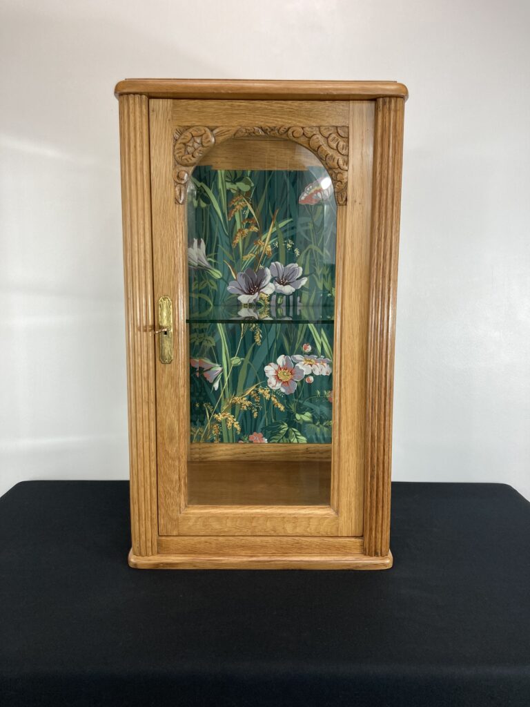 Vitrine en chêne restaurée, vue de face