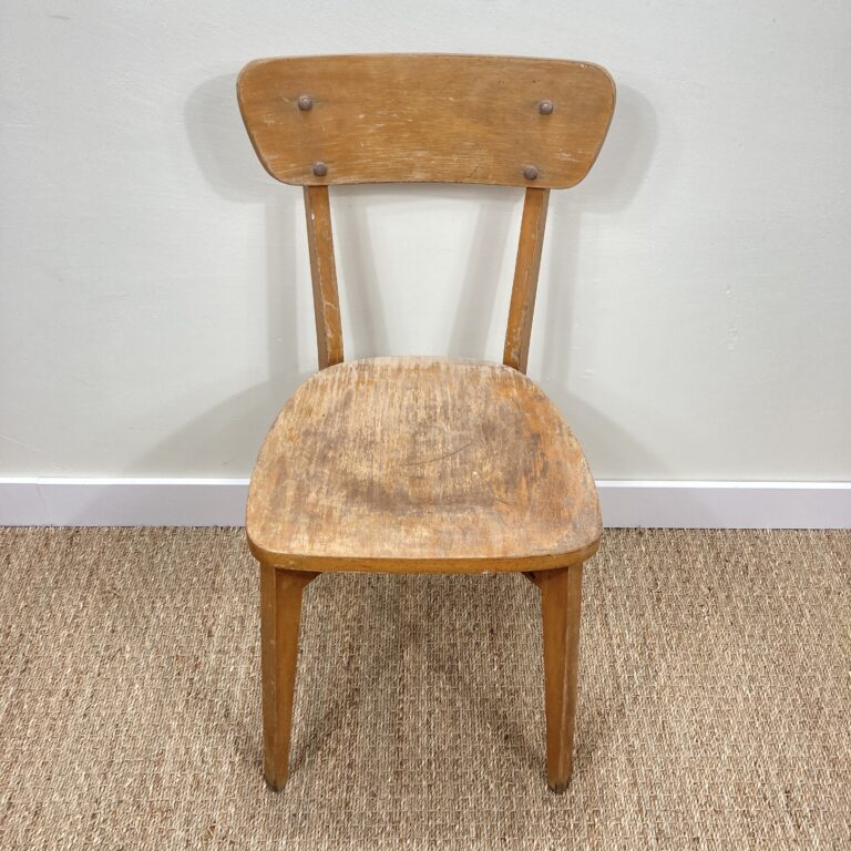 Chaise vintage en hêtre avant restauration, vue de face