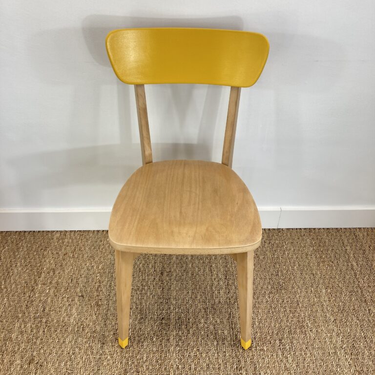 Chaise vintage restaurée avec dossier jaune, vue de face en plongée