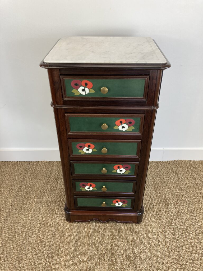 Chiffonnier en palissandre et cuir avec plateau en marbre, vue de face