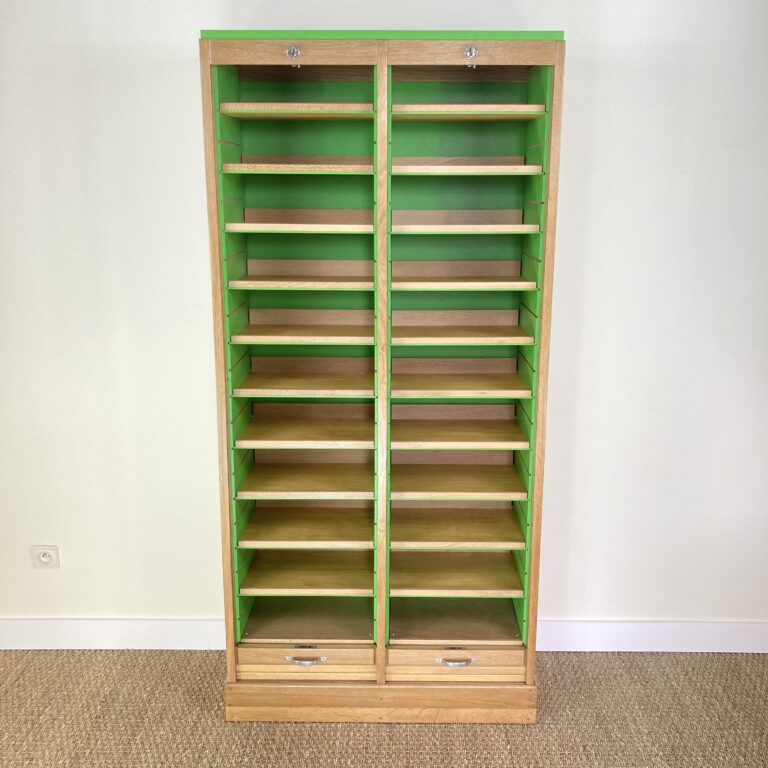 Classeur double à rideaux ouvert avec tablettes et intérieur vert