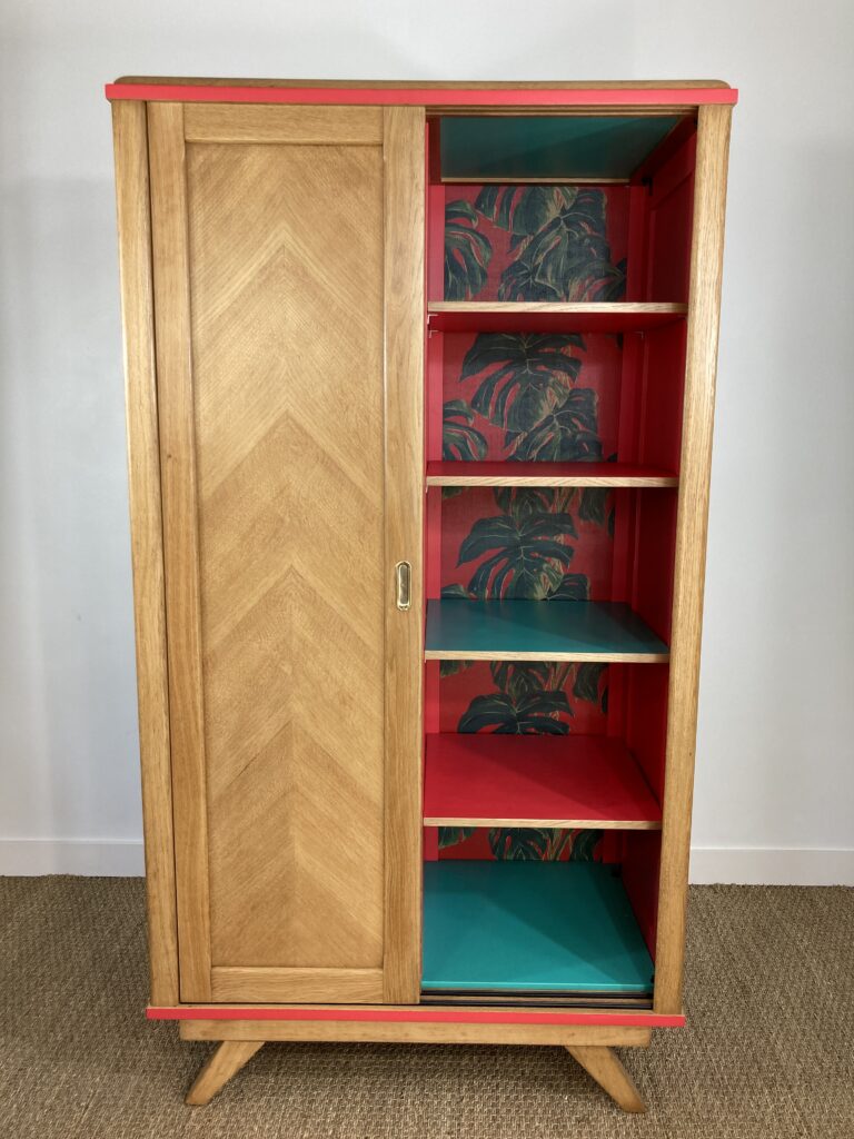 Armoire en chêne restaurée avec porte coulissante ouverte à droite