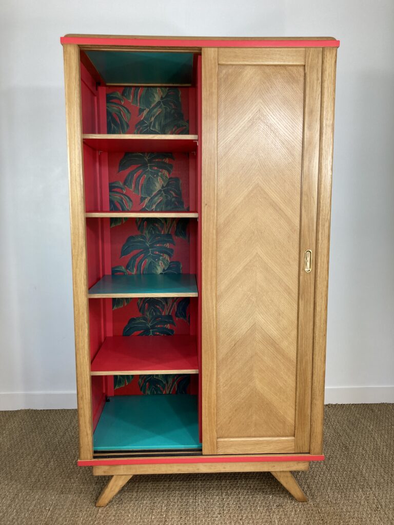 Armoire en chêne restaurée avec porte coulissante ouverte à gauche