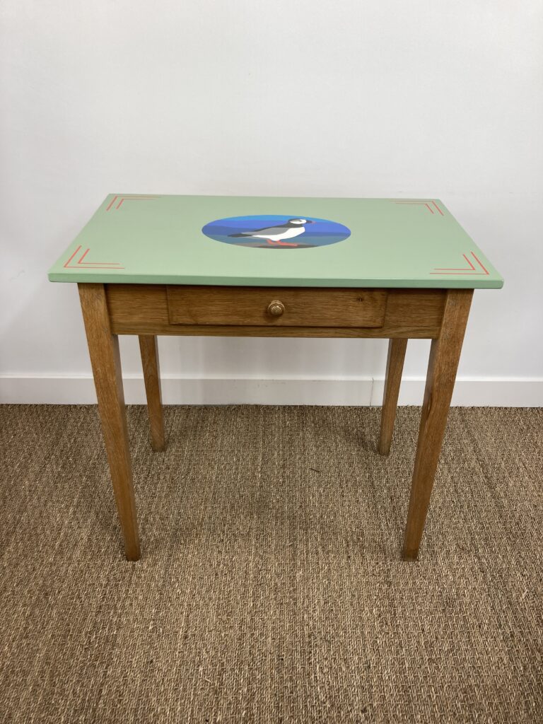 Table d’appoint en chêne avec plateau vert décoré d’un macareux