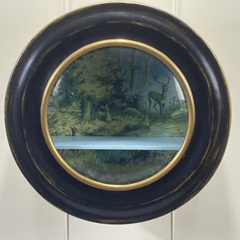 Vitrine œil-de-bœuf restaurée, porte fermée
