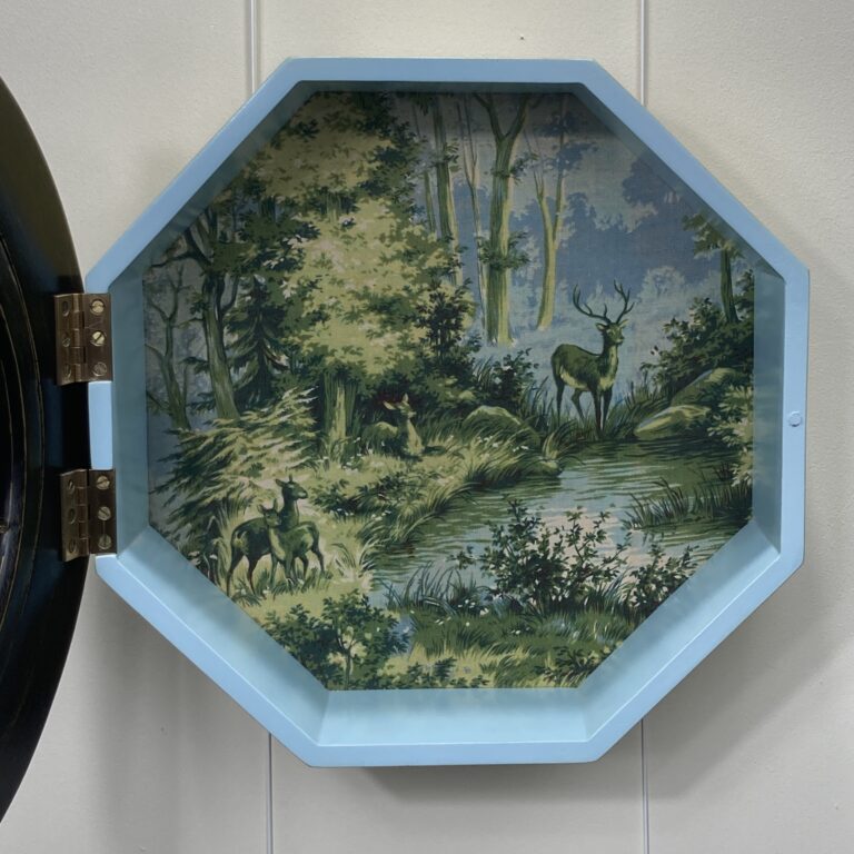 Vitrine œil-de-bœuf restaurée, porte ouverte et intérieur décoré