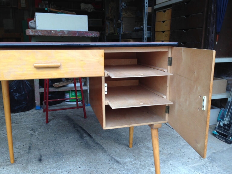Intérieur du caisson du bureau Baumann avec porte ouverte