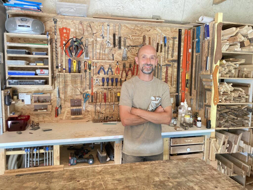 Benoit Rouquier dans son atelier d'ébénisterie