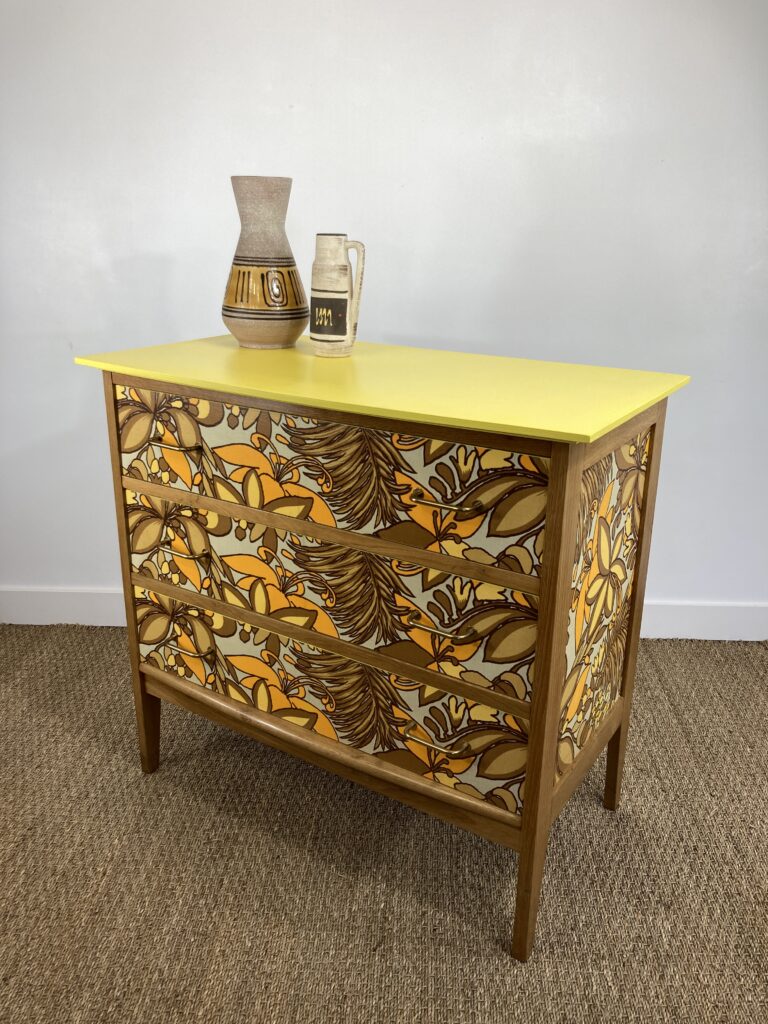 Commode en chêne restaurée avec plateau jaune et décor floral, vue de trois quarts