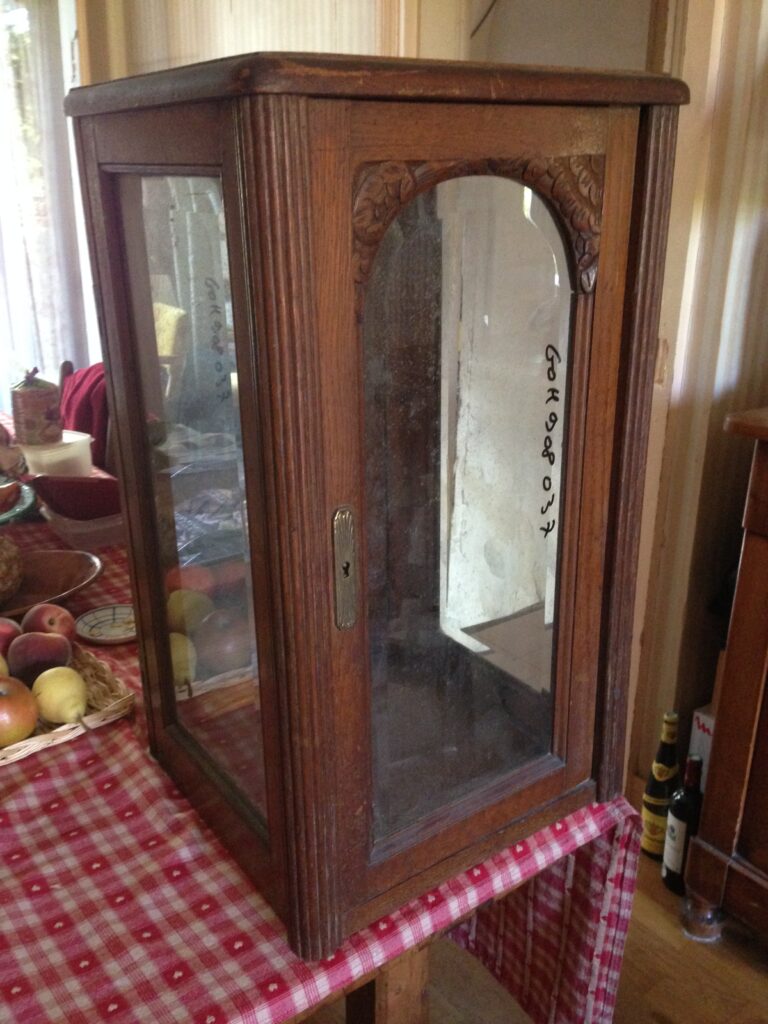 Vitrine en chêne avant restauration