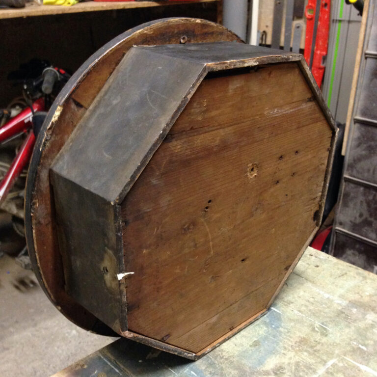 Dos de l'ancienne horloge œil-de-bœuf avant restauration
