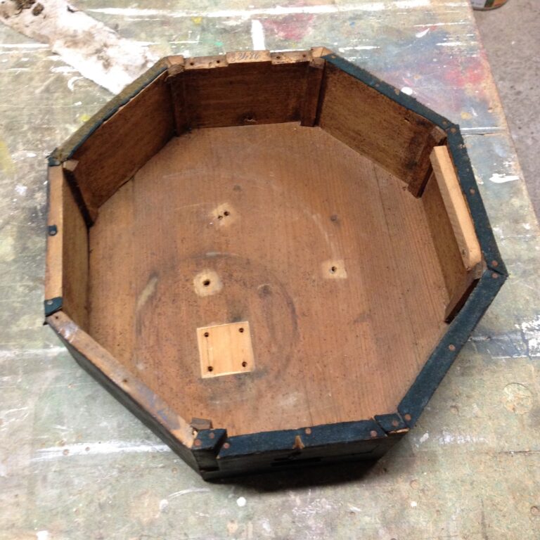 Caisse de l'ancienne horloge œil-de-bœuf en cours de restauration