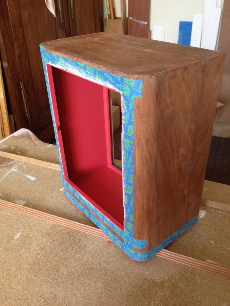 Petite vitrine murale en acajou en cours de restauration, vue de trois quarts